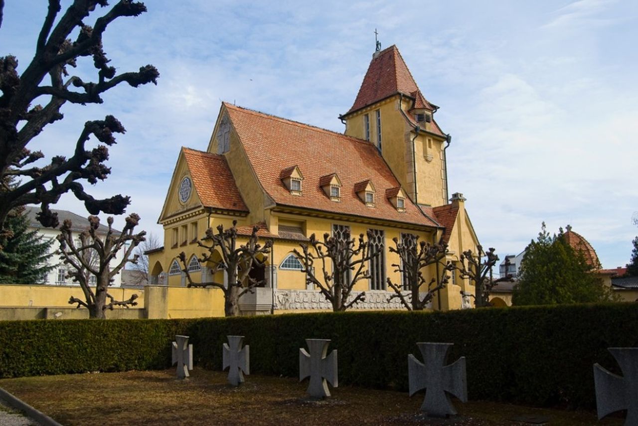 Blick auf die Gedächtniskapelle am Friedhof Korneuburg (© Museumsverein Korneuburg)